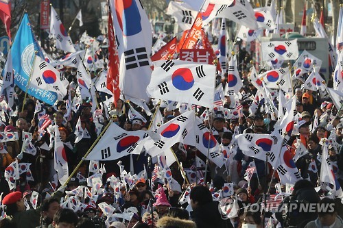 (서울=연합뉴스) 박근혜 대통령 탄핵심판 선고일인 10일 오전 헌법재판소 인근에서 탄핵 반대 집회가 열리고 있다.