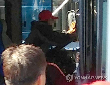 (서울=연합뉴스) 10일 탄핵 반대집회에서 발생한 사망사고 용의자 정 모(65) 씨가 서울 도봉구에서 긴급체포됐다. 정 씨는 이날 낮 안국동에서 열린 탄핵반대 집회에서 경찰 버스를 탈취해 차 벽을 추돌하려다가 경찰 소음관리차량과 부딪혀 철제 스피커를 떨어트리는 바람에 다른 집회 참가자 김 모(72) 씨를 사망하게 만든 혐의를 받고 있다. 사진은 정 씨가 경찰 버스를 탈취해 운행하는 모습.
