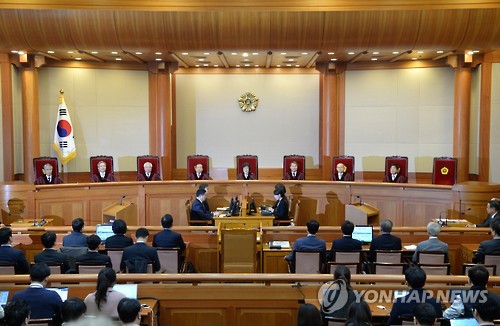 10일 오전 서울 종로구 재동 헌법재판소 대심판정에서 박근혜 대통령 탄핵 심판 사건 선고가 시작되고 있다.