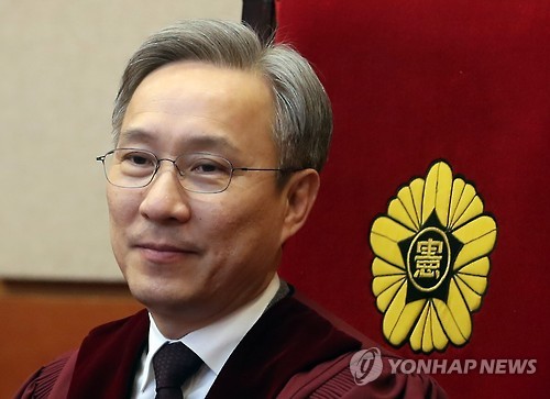17일 오후 서울 종로구 헌법재판소 대심판정에서 열린 박근혜 대통령 탄핵심판 사건 6차 변론기일에 참석한 강일원 주심재판관.