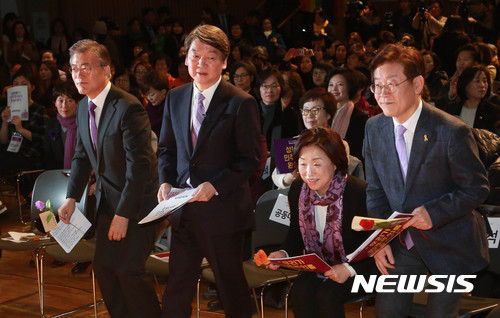 세계여성의 날 기념 제33회 한국여성대회 기념식 & 성평등정책토크가 열린 8일 오전 서울 중구 서울시청에서 문재인(왼쪽부터) 더불어민주당 전 대표, 안철수 국민의당 전 대표, 심상정 정의당 대표, 이재명 성남시장이 단상에 오르고 있다.