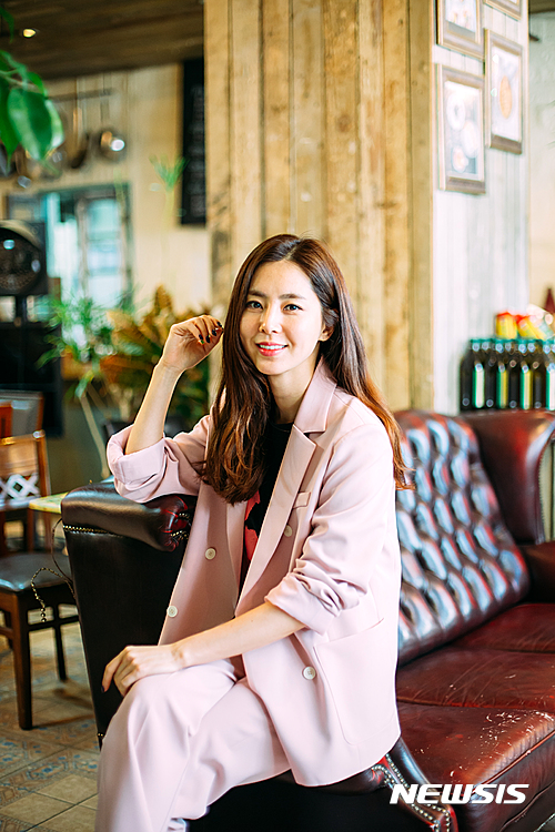 지난 10일 오전 서울 삼청동 인근 한 카페에서 한채아와 인터뷰를 가졌다. 한채아는 영화 ‘비정규직 특수요원’에서 다혈질 여형사로 등장한다. (사진=스톰픽처스코리아 제공)
