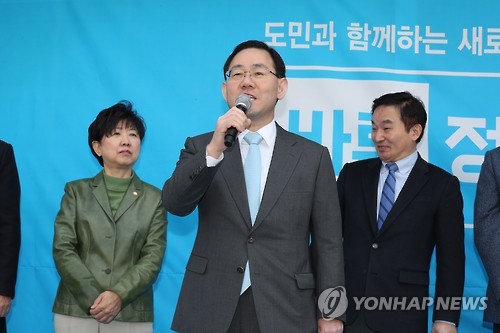 12일 오후 제주시 삼도1동에서 열린 바른정당 제주도당 당사 개소식에서 주호영 원내대표(가운데)가 발언하고 있다.