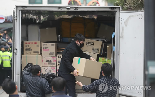 12일 오후 서울 강남구 삼성동 박근혜 전 대통령 자택 앞에서 이삿짐이 내려지고 있다