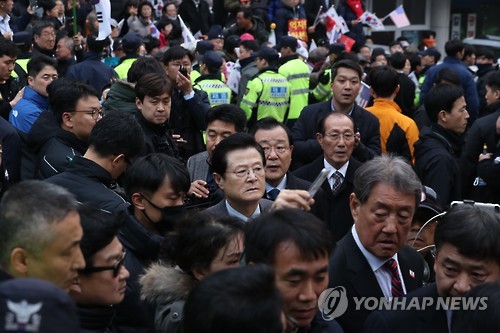 박근혜 전 대통령이 청와대를 떠나 서울 강남구 삼성동 사저에 도착할 것으로 알려진 12일 오후 허태열, 이병기 전 비서실장 등이 사저에 도착하고 있다.