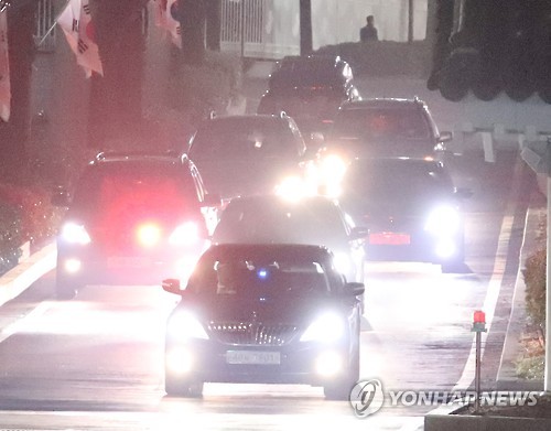 청와대 떠나는 박 전 대통령헌재의 탄핵 심판 선고에서 파면당한 박근혜 전 대통령을 태운 차량이 12일 오후 청와대를 떠나고 있다.