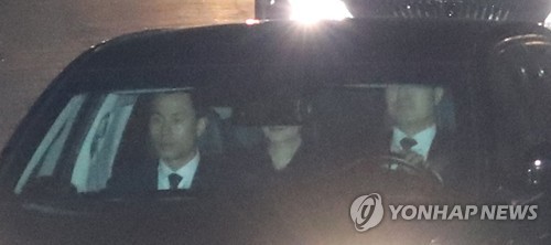 박근혜 전 대통령이 헌법재판소의 파면 선고가 내려진 뒤 이틀이 지난 12일 청와대를 떠나고 있다