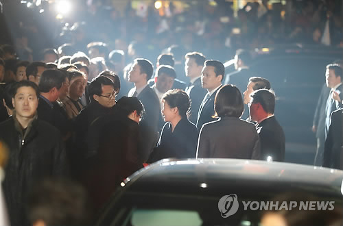 헌재의 탄핵 심판 선고에서 파면당한 박근혜 전 대통령이 12일 오후 청와대를 떠나 서울 강남구 삼성동 사저에 도착, 지지자들과 인사하고 있다.