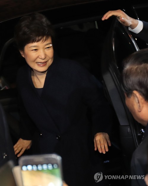 삼성동 사저 도착한 박 전 대통령헌재의 탄핵 심판 선고에서 파면당한 박근혜 전 대통령이 12일 오후 청와대를 떠나 서울 강남구 삼성동 사저에 도착하고 있다.
