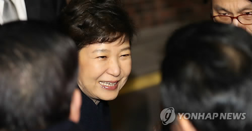 헌재의 탄핵 심판 선고에서 파면당한 박근혜 전 대통령이 12일 오후 청와대를 떠나 서울 강남구 삼성동 사저에 도착하고 있다