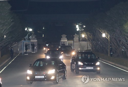 박근혜 전 대통령이 헌법재판소의 파면 선고가 내려진 뒤 이틀이 지난 12일 청와대를 떠나고 있다.