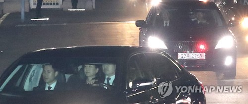 박근혜 전 대통령이 헌법재판소의 파면 선고가 내려진 뒤 이틀이 지난 12일 청와대를 떠나고 있다.