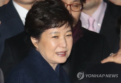 굳은 표정 박 전 대통령헌재의 탄핵 심판 선고에서 파면당한 박근혜 전 대통령이 12일 오후 청와대를 떠나 서울 강남구 삼성동 사저에 도착하고 있다.