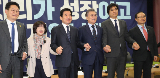 문재인(오른쪽 세 번째) 전 더불어민주당 대표가 13일 오전 자신의 대선 캠프인 ‘더문캠’ 주관으로 국회 의원회관에서 열린 일자리위원회 출범식에 참석해 캠프 관계자들과 손을 맞잡고 기념촬영을 하고 있다.   연합뉴스