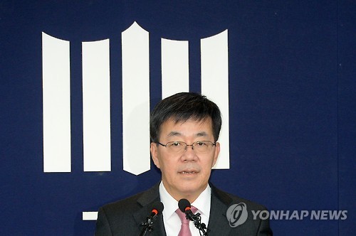 이영렬 서울중앙지검장이 20일 오전 서초구 서울중앙지검에서 최순실 의혹관련 수사결과를 발표하고 있다.