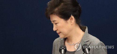 박근혜 당시 대통령이 29일 오후 청와대 춘추관 대브리핑실에서 제3차 대국민담화를 발표한 뒤 밖으로 이동하고 있다.