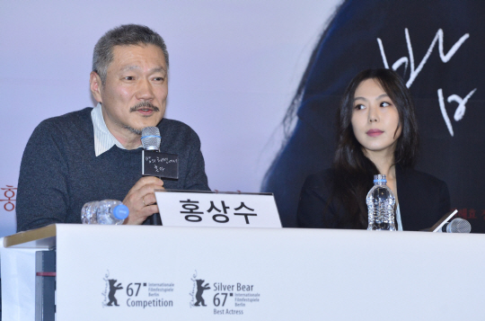 13일 영화 ‘밤의 해변에서 혼자’의 시사회에 참석한 홍상수(왼쪽) 감독이 이 영화의 주연 배우인 김민희(오른쪽)와의 관계에 대해 묻는 질문에 답하고 있다.