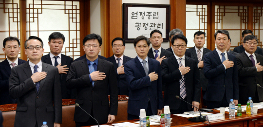 전국 시·도 선거관리위원회 사무처장 등 선관위 관계자들이 15일 오전 중앙선거관리위원회 회의실에서 열린 19대 대통령 선거 대책회의에 앞서 국민의례를 하고 있다.