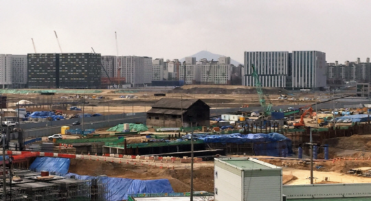 왼쪽의 검은색 건물이 근대문화재 제363호 양천수리조합 배수펌프장이다. 서울 강서구 마곡지구 도시개발공사 현장 한복판에 마치 철거를 앞둔 건물처럼 위태롭게 서 있다.