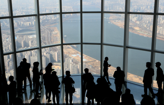 롯데월드타워 전망대 ‘서울스카이’에서 가장 인상적이었던 118층의 스카이데크. 투명 유리로 마감한 바닥 위에 서면 마치 허공에 떠 있는 듯한 아찔한 느낌이 든다.