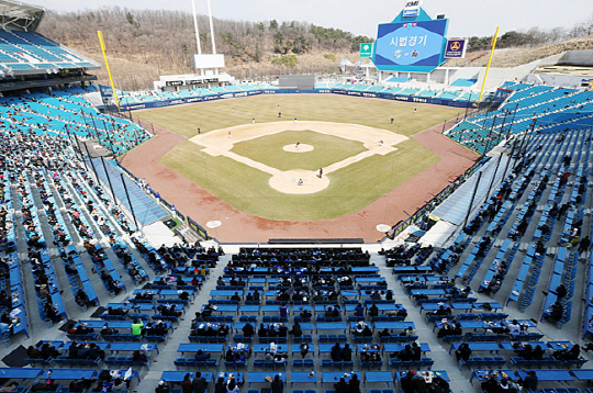 14일 대구삼성라이온즈파크에서 열린 2017 타이어뱅크 KBO 리그 시범경기 kt-삼성의 개막전. 이날 5개 구장에서 열린 시범경기엔 모두 1만614명의 관중이 입장, 게임당 평균 관중 2123명으로 지난해 시범경기 첫날 평균(1560명)보다 늘었다. 연합뉴스