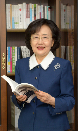 지난 10일 서울 강남구 논현동 한국과학기술회관에서 만난 김명자 한국과학기술단체총연합회장은 “회원들의 참여가 나와 우리의 미래를 결정하는 만큼 소통과 융합, 신뢰를 키워드로 과총의 새 역사를 쓰겠다”고 역설했다.