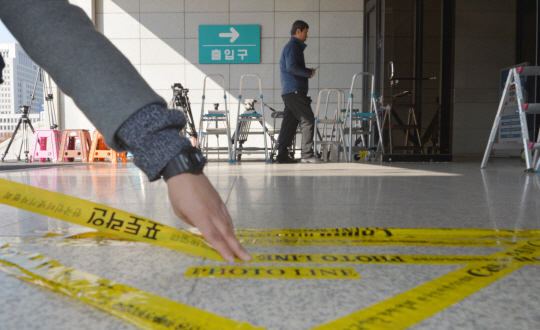 검찰이 오는 21일 박근혜 전 대통령 소환조사를 통보한 가운데 15일 오전 서초동 서울중앙지검 1층 로비에서 취재진이 포토라인을 설치하고 있다.