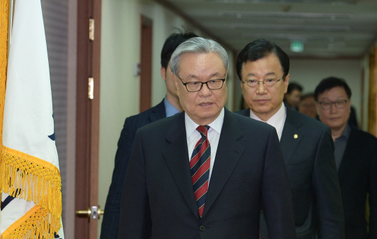 인명진(왼쪽) 자유한국당 비대위원장과 비대위원들이 15일 오전 여의도 당사에서 열린 비상대책위원회 회의장으로 입장하고 있다.