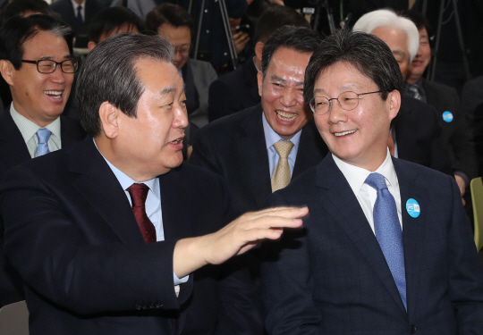바른정당 김무성(앞줄 왼쪽) 의원이 15일 오전 여의도 당사에서 열린 국회의원-원외위원장 연석회의에서 발언을 하지 않겠다며 손사래를 치고 있다.