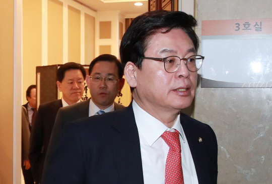 자유한국당 정우택(오른쪽부터), 바른정당 주호영, 국민의당 주승용 원내대표가 15일 오전 대선일 개헌 국민투표 실시안에 대해 논의한 뒤 국회 귀빈식당을 떠나고 있다. 연합뉴스
