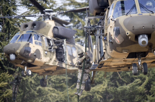 특공 부대원들이 한·미 연합 독수리훈련(FE)의 일환으로 13일 오후 육군 2작전사령부에서 진행된 기동예비전력 전개 훈련에 참여해 수리온 헬기에서 로프를 타고 지상으로 하강하고 있다.  연합뉴스