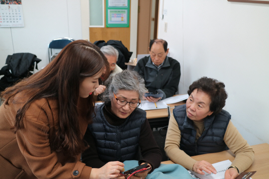 지난 10일 코리아텍 전기전자통신공학부 학생들이 천안시 병천면 ‘은빛복지관’에서 지역 어르신들에게 스마트폰 활용 교육을 하고 있다.  코리아텍 제공