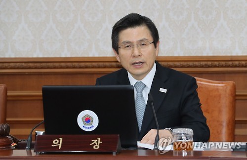 (서울=연합뉴스) 황교안 대통령 권한대행 국무총리가 15일 오후 서울 세종로 정부서울청사에서 열린 임시 국무회의에서 대선 불출마 입장 등을 밝히고 있다. 황 권한대행은 또 이날 회의에서 5월 9일을 대선일로 지정해 공고했다.