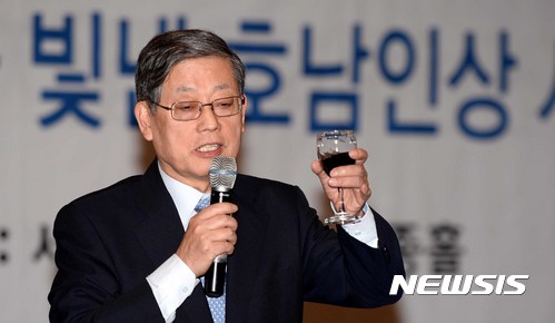 【서울=뉴시스】1월17일 오후 서울 종로구 세종문화회관 세종홀에서 열린 ‘호남미래포럼 2017년 신년하례회 및 제1회 대한민국을 빛낸 호남인상 시상식’에서 김황식 전 국무총리가 건배제의를 하고 있다. 2017.01.17.