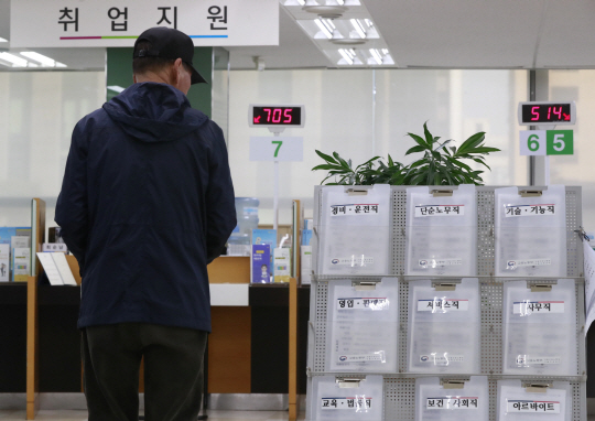 <法治와 協治로 국가위기 넘자>“일자리 공약, 냉정히 검증…‘無반칙 사회’ 구체案 제시를”