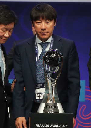 신태용 20세 이하(U-20) 대표팀 감독이 15일 수원 아트리리움 대공연장에서 열린 2017 U-20 월드컵 본선 조 추첨식에서 트로피를 응시하고 있다.