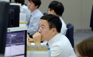 미국 연방준비제도(Fed)의 정책금리 인상으로 코스피는 상승세를, 원·달러 환율은 내림세를 보이는 가운데 16일 서울 중구 을지로 KEB하나은행 본점 딜링룸에서 딜러들이 시황을 분석하고 있다.  김낙중 기자 sanjoong@