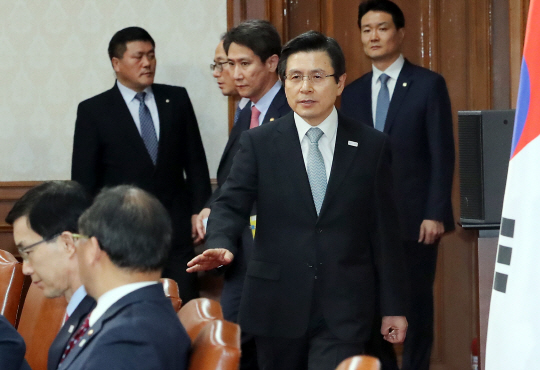 황교안(앞줄 오른쪽) 대통령 권한대행 국무총리가 15일 서울 세종로 정부서울청사에서 열린 임시 국무회의에 참석하고 있다.