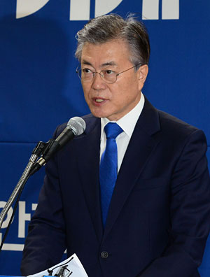 문재인 전 더불어민주당 대표가 16일 오전 서울신용보증재단 자영업지원센터에서 가계부채 해소 정책을 발표하고 있다.  신창섭 기자 bluesky@