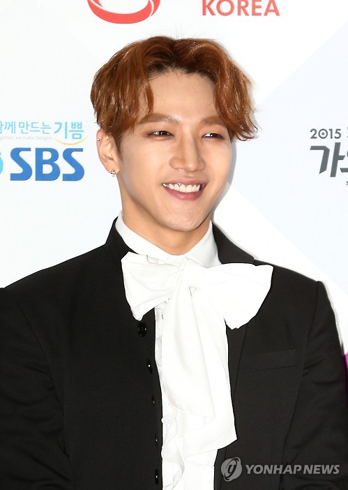 공연 도중 무대서 추락해 다친 2PM 준케이 [연합뉴스 자료사진]