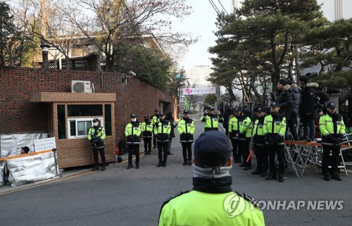 (서울=연합뉴스) 16일 오전 서울 강남구 삼성동 박근혜 전 대통령 자택 앞에 경찰이 경계근무를 서고 있다. 2017.3.16