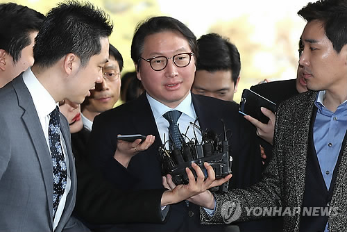 (서울=연합뉴스) 최태원 SK그룹 회장이 18일 오후 검찰 조사를 받기 위해 서울 서초동 서울중앙지검에 들어서고 있다. 검찰은 21일로 예정된 박 전 대통령 소환조사를 앞두고 청와대 측과 SK 측의 부당 거래 의혹을 집중 조사할 것으로 알려졌다.