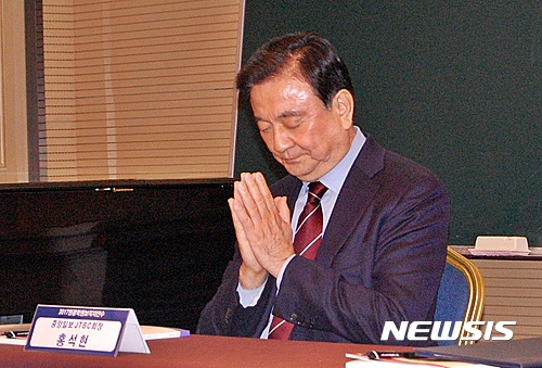 【부안=뉴시스】홍석현 중앙일보·JTBC 회장이 9일 전북 부안군 대명리조트에서 열린 학교법인 원광학원 보직자 연수에서 ‘경청에서 얻은 나라를 위한 10가지 소망’을 주제로 강연을 펼치기에 앞서 설명기도에 맞춰 합장을 하고 있다. 2017.02.09.