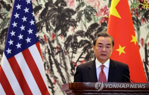 심각한 표정의 왕이 中외교부장