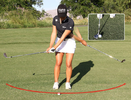 러닝 어프로치 샷을 위해서는 볼 위치를 오른발 쪽에 두고, 가능하면 클럽 헤드가 낮게 갈 수 있도록 스윙해야 한다.