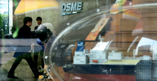 대우조선해양의 유동성 정상화를 위해 막대한 규모의 추가 공적자금 투입이 논의되고 있는 가운데 20일 서울 중구 다동 대우조선해양 서울 사옥 로비에 모형 선박이 전시돼 있다.