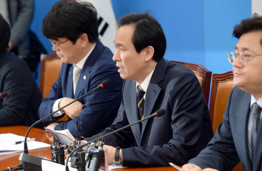 우상호(가운데) 더불어민주당 원내대표가 21일 오전 국회에서 열린 원내대책회의에서 모두발언을 하고 있다.