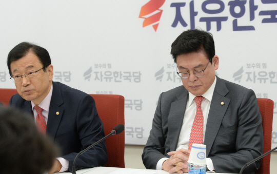 21일 오전 국회에서 열린 자유한국당 원내대책회의에서 정우택(오른쪽) 원내대표가 고개를 숙인 채 이현재 정책위의장의 발언을 듣고 있다.