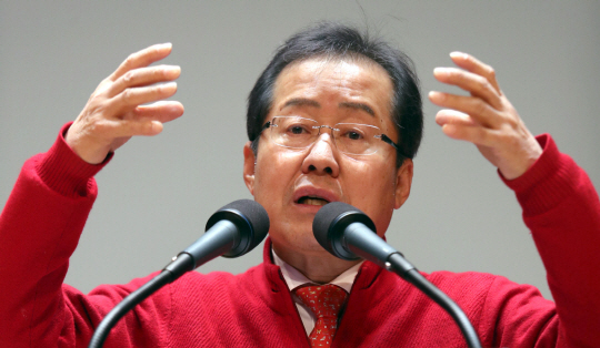 홍준표 경남지사가 20일 경남 창원시 경남도청 대강당에서 열린 ‘경남 여성 리더십 강화 홍준표 도지사 초청 특강’에서 강연을 하고 있다. 연합뉴스