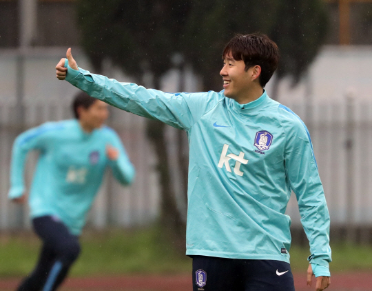 손흥민이 21일 중국 후난시민운동장에서 훈련 도중 엄지손가락을 치켜들며 활짝 웃고 있다. 손흥민은 경고 누적으로 중국과의 경기에 출전할 수 없지만, 훈련에 참여해 동료들과 호흡을 맞췄다.